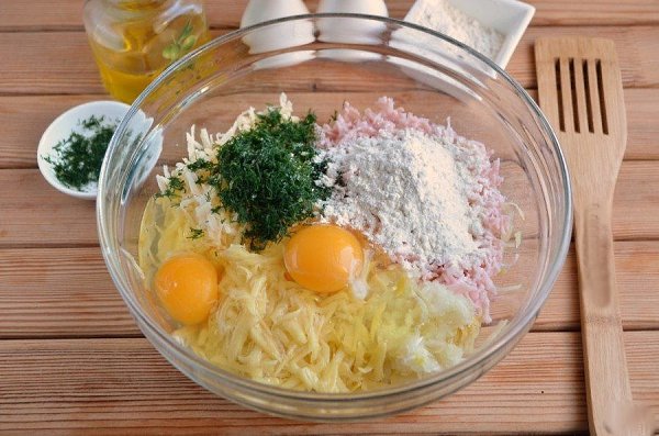 Дранички с ветчиной, сыром и зеленью.Ингредиенты:Картофель — 6 ШтукЛук — 1 ШтукаВетчина — 200 ... - 3