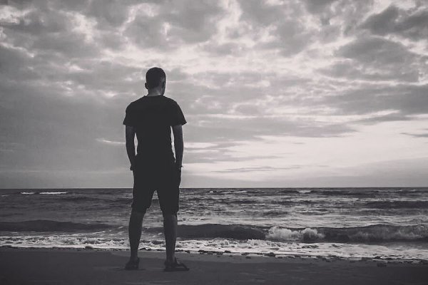 Ну куда ты ушла глумливая, Жил-то я лишь тобой одной. Даже эта зима дождливая, Мне казалась почти ...