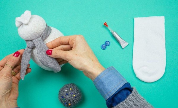 СНЕГОВИК ИЗ НОСОЧКА.Простая и забавная зимняя поделка. Делается всего за 15 минут. - 9