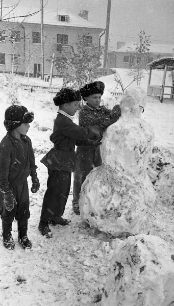 Ребята лепят снеговика.Зима 1960 - 1961 гг.Автор фото: Юрий Садовников - 9