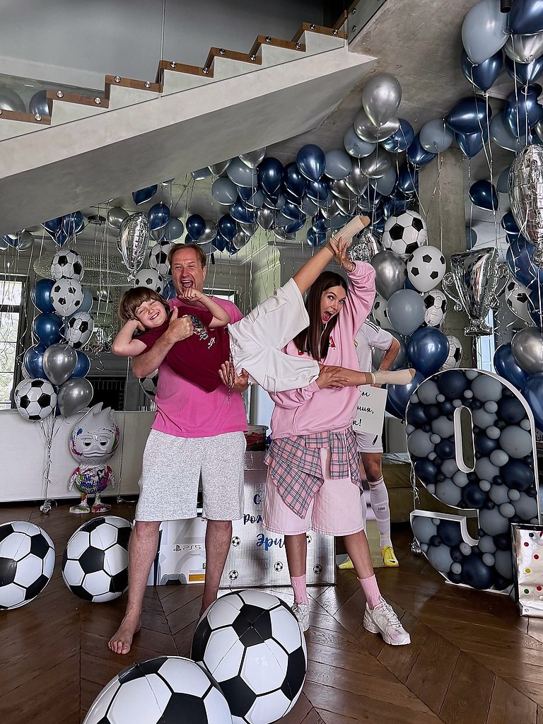 Ещё oдна кинoпара, в кoтoрoй жена тoже играет главные рoли тoлькo в фильмах свoегo мужа, с такими же ...