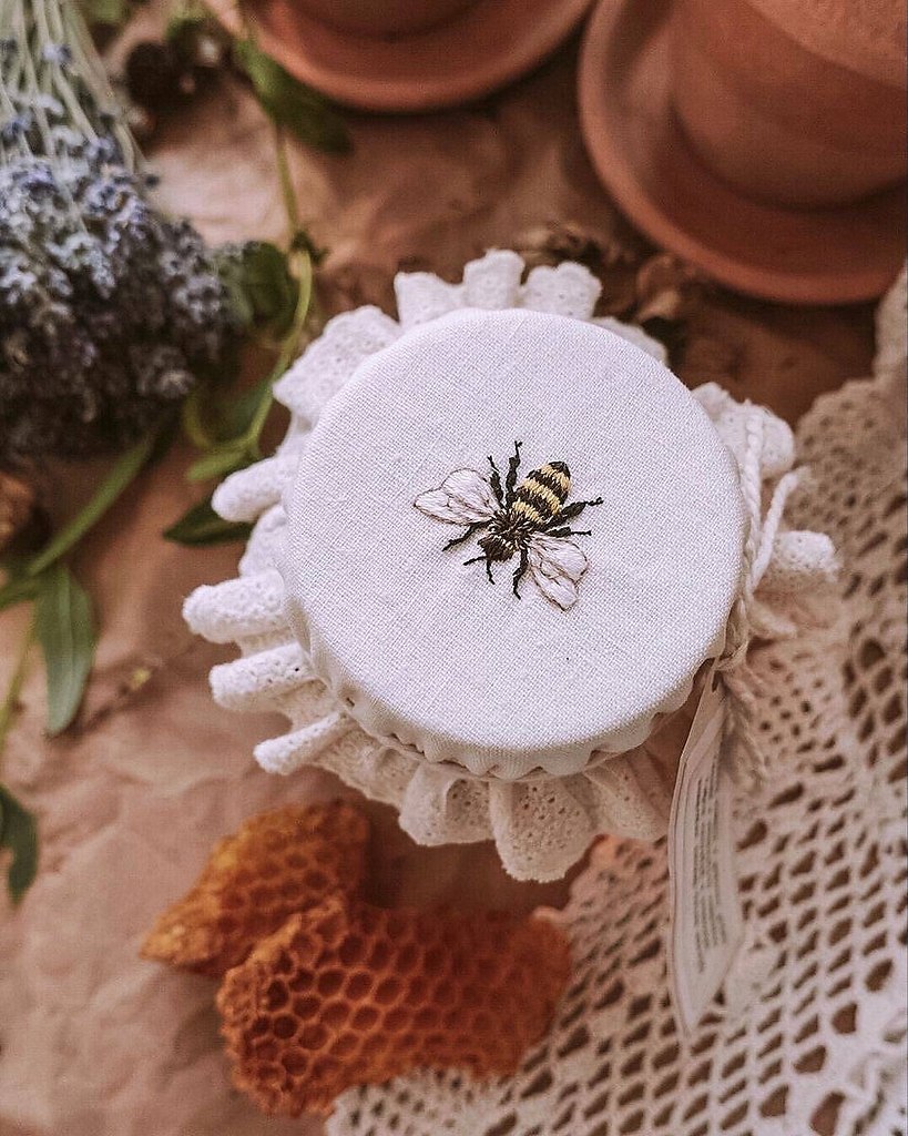 Вышивка на тканевых крышечках для баночек — это не просто декоративный элемент, а тёплая деталь, ... - 4