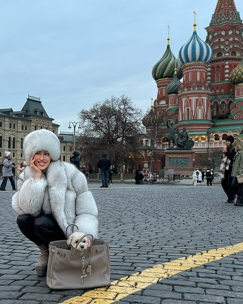 Возлюбленная Тимати прогулялась по Красной площади в мехах, что вызвало недовольство защитников ... - 4
