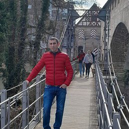 ALBERTO, 41, 