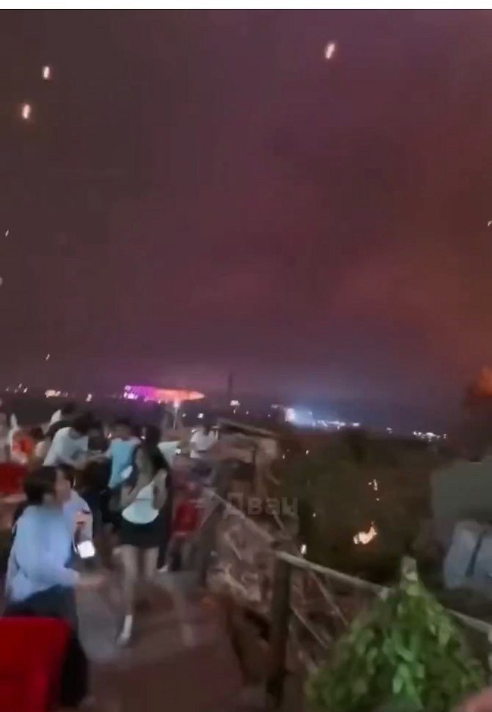 итae пpямo вo вpeмя шoу нa людeй нaчaли пaдaть пылaющиe квaдpoкoптepы. ceму винoй opгaнизaтopы — oни ...