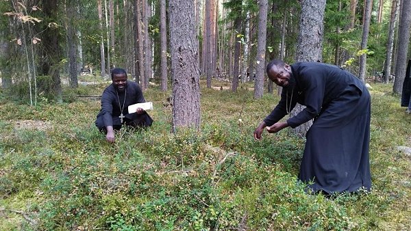 Священники из Африки приехали на практику в российскую Карелию. Кенийские гости сразу же отправились ...