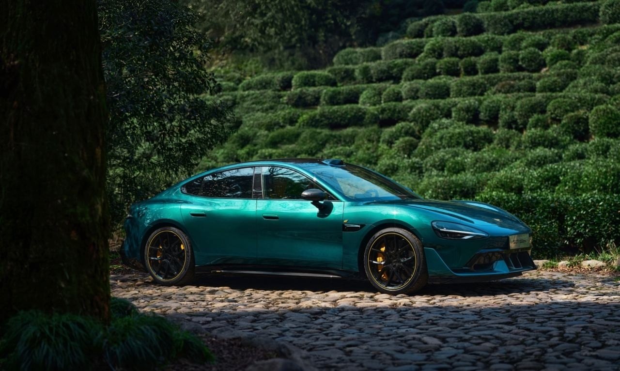 XIAOMI ����������� ���������� SU7 ULTRA � ��������� 1548 �.�. ����� �������� ������� ����� Porsche � ...