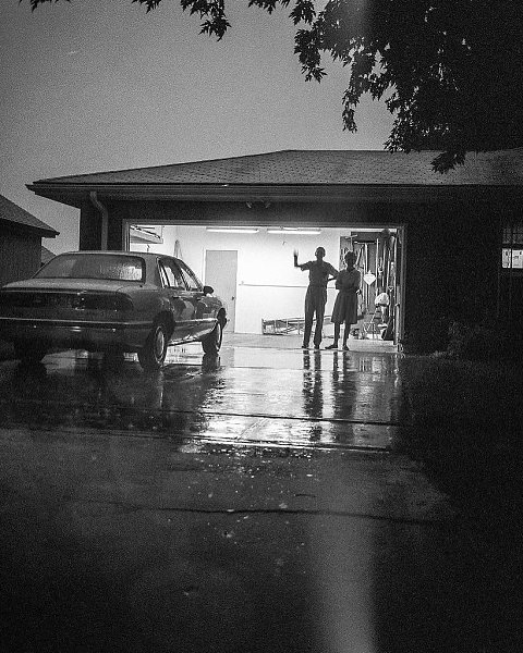 С 1991 по 2017 год фотограф Дианна Дайкман снимала один и тот же момент — прощания с родителями в ... - 3