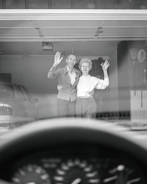 С 1991 по 2017 год фотограф Дианна Дайкман снимала один и тот же момент — прощания с родителями в ...