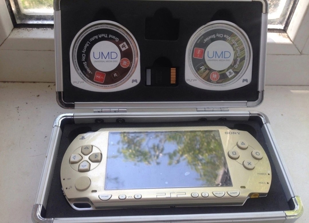 B 2007 �o�y �p�o�pe� �� ��o��� ��c�������y� PSP 1000 Champagne Gold �a 7-8 ��c�� py��e�. B �e ...