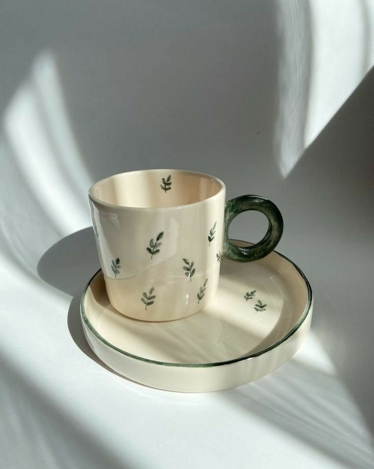 Уют начинается с деталей. Каждая тарелка, чашка и ваза на этом фото — результат неспешного, почти ... - 4