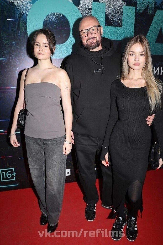 49-летний режиссер Марк Горобец вышел в свет с 18-летней женой и 19-летней дочерью.В декабре ...