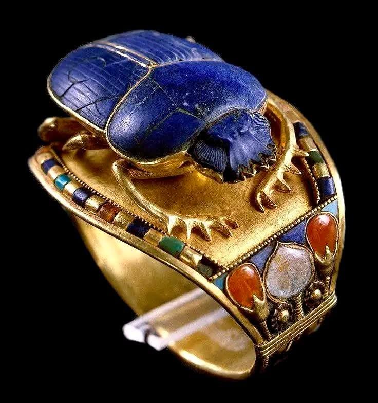 :) Золотое кольцо фараона Тутанхамона со скарабеем. Предположительно 1335—1325 гг. Египетский музей. ...