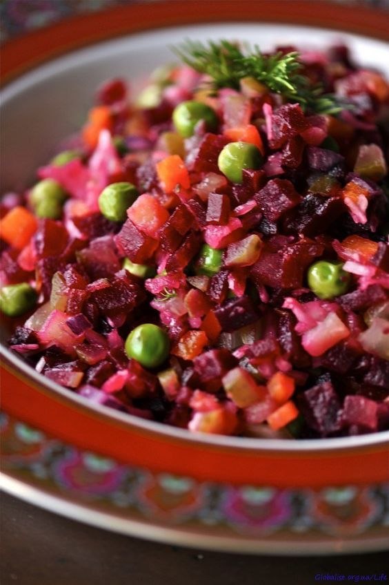 Винегрет с огурцом и зеленым горошком.Наши предки зимой и весной ели самые простые овощи в которых, ...