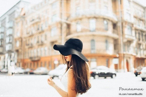 мне кажется, что мир сошел с ума, что небо обезумело от скуки. что врут в округе люди, зеркала - всё ...