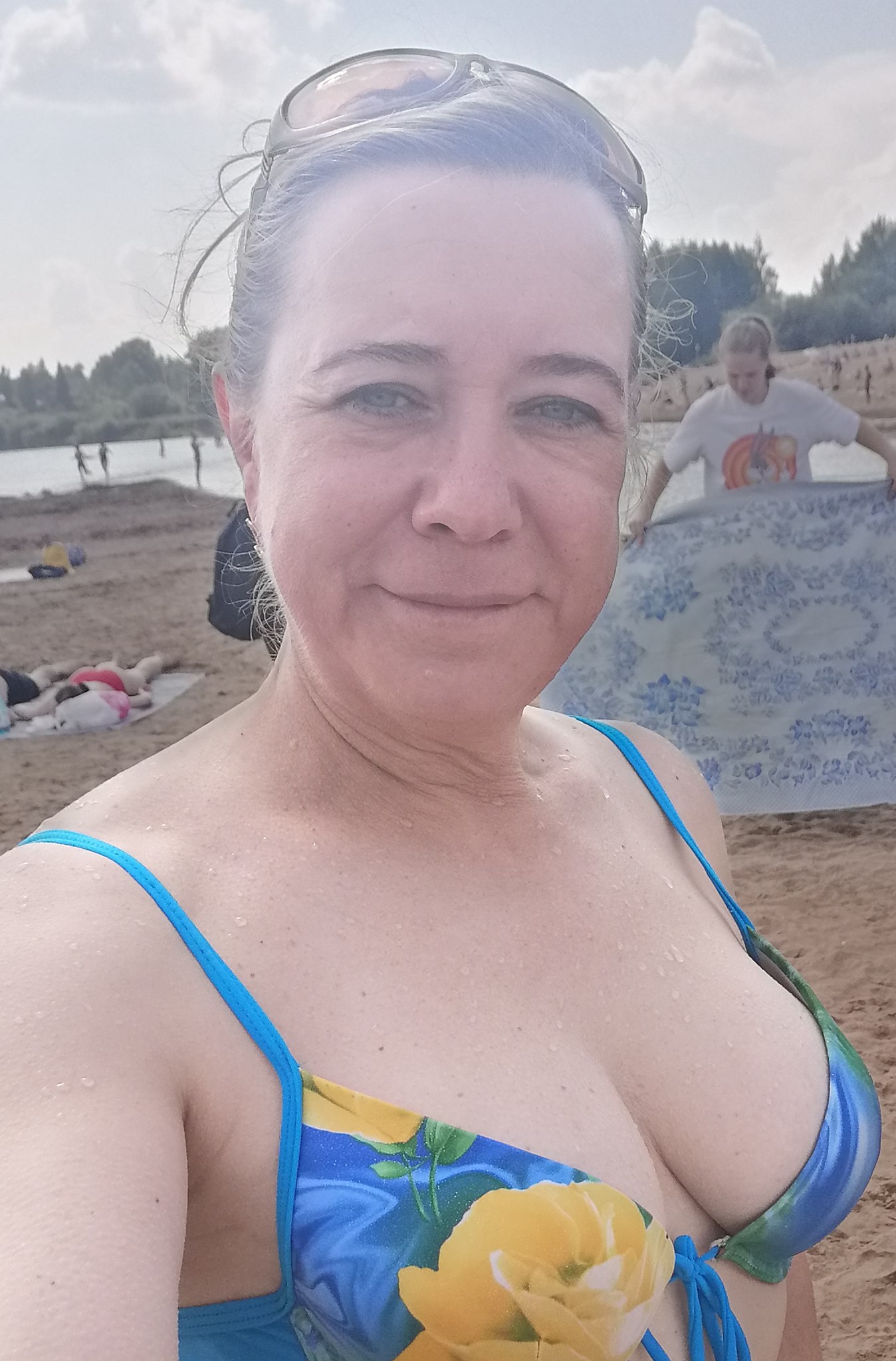 Солнце, пляж, песок, река….А по небу облака…Ты лежишь и жжешь бока.Это лето! А пока...Наслаждайся, ...