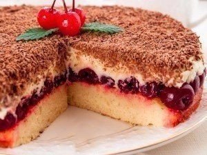 ишневый пирог «Наслаждение».Ингредиенты:Тесто:- 3 яйца- 150 г сахара- 150 г мукиКрем:- 250 г сливок ...