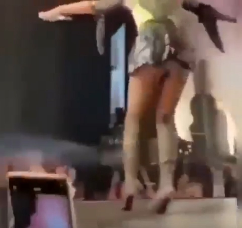 Общественность требует контроля над творчеством звезд. Эпатажные выходки, откровенные наряды и ...