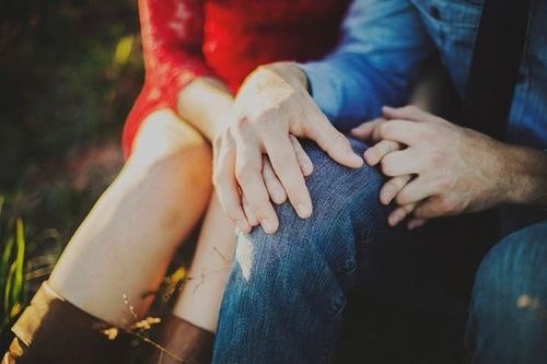 Поцеловав его в щеку, я принялась размешивать сахар. Он молча сел на стул и, улыбаясь, посмотрел на ...