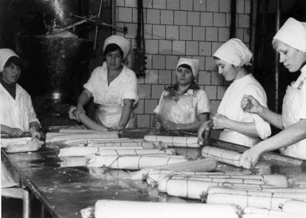 Советские мясокомбинаты – дарители легендарной колбасы по 2 рубля 20 копеек и обеспечивали миллионы ...