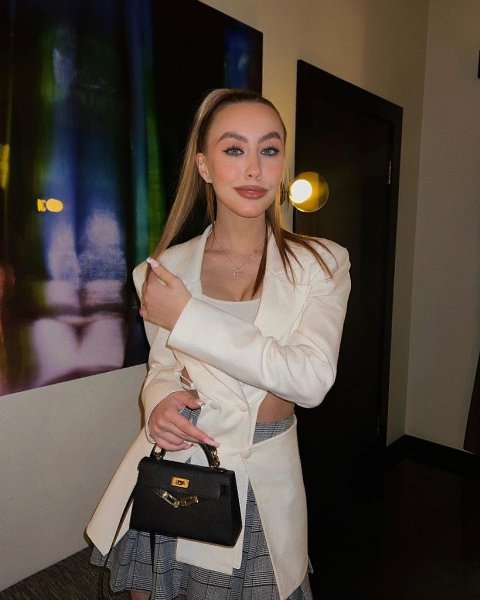 18-летняя внучка Александра Маслякова, руководителя и ведущего телепередачи «КВН», задумалась о том, ... - 2