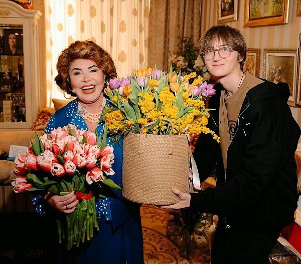 У Надежды Бабкиной новый имидж.74-летняя худрук ансамбля