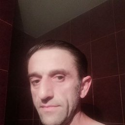 Simon, 35, 