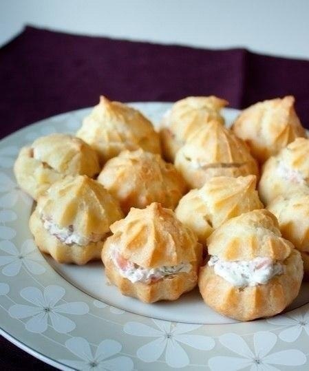 Профитроли со сливочным сыром и лососем. Ингредиенты на 30 штук: Для профитролей: - 150 г сливочного ...
