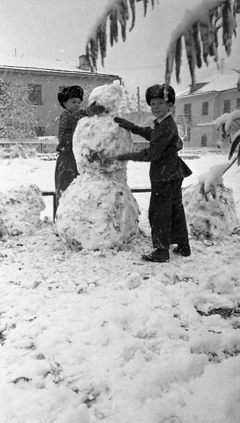 Ребята лепят снеговика.Зима 1960 - 1961 гг.Автор фото: Юрий Садовников - 8