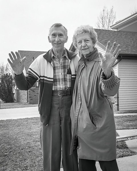 С 1991 по 2017 год фотограф Дианна Дайкман снимала один и тот же момент — прощания с родителями в ... - 4