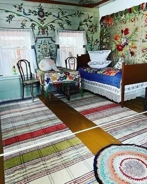 Соткала мать половички.И меньшей дочери послала.Та, расстелив их на полу,Вмиг детство давнее ...