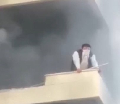 В социальных сетях распространили видео рабочих, которые задыхаются от дыма и оказались запертыми в ... - 2