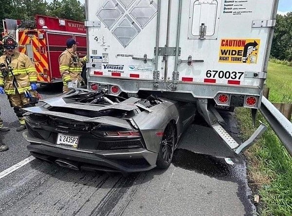 Арендованный Lamborghini Aventador попал в аварию, столкнувшись с полуприцепом, при этом его ... - 3