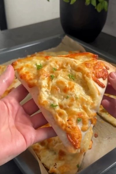 Кармашки из лаваша с начинкой из курицы.Ингредиенты: • 2 кусочка куриного филе • 1 луковица • 1 ...