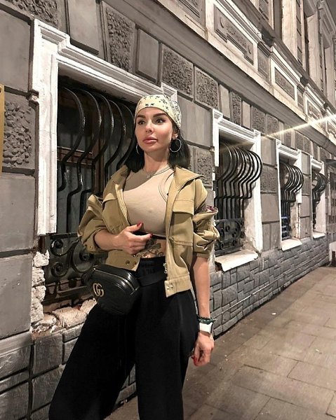 Экс-татушка Юлия Волкова моногрудь выгуливает по ночной Москве