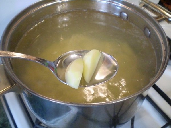 Постные щи из свежей капусты с грибами.Очистите овощи для супа, порежьте лук с морковью и грибами, ... - 6