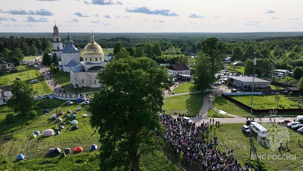 Дошли! Село Великорецкое встречает паломников крестного хода. Источник: МЧС России по Кировской ...