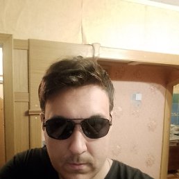 Dmitrii, 32, 