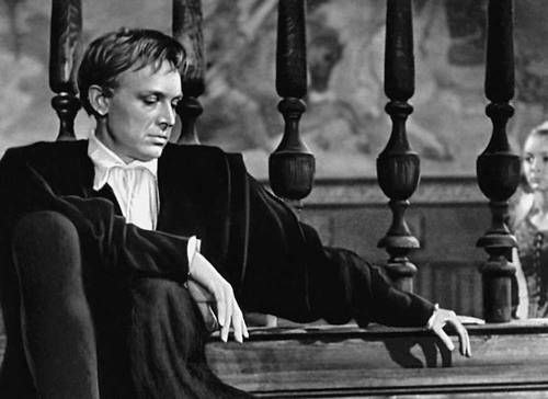 „Ничего само по себе не хорошо или плохо, это лишь то, как человек об этом думает.“.— Уильям ...