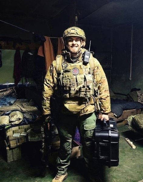 Слева на фотографии изображена внучка Сталина, гражданка США, известная своим пристрастием к ... - 2