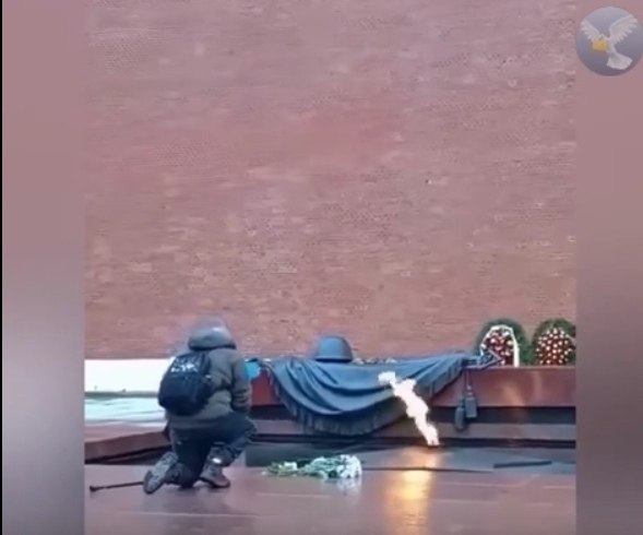 Он шел медленно, сжав зубы от боли. Эту походку запомнят надолго: не показная стойкость, а ...