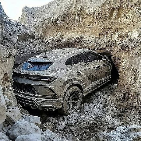 В пустыне Дубая были найдены несколько роскошных автомобилей, которые, как предполагают, были ... - 2