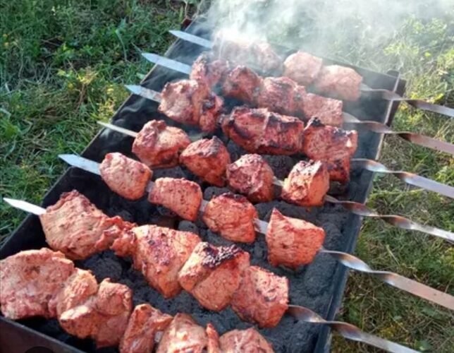 Традиция майских дачных шашлыков утрачена, конечно. Вот раньше как было? Прошел в демонстрации, ...
