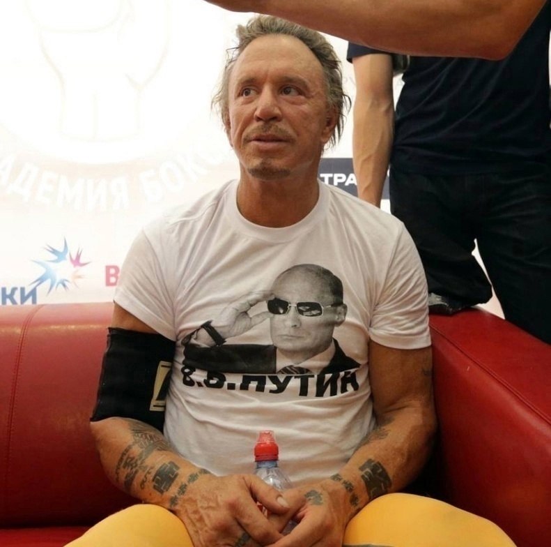 Микки Рурк появился на американском телевидении в футболке с изображением Владимира Путина. В студии ...