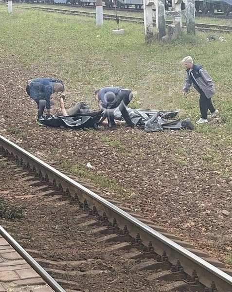 дмcвьe пдpcти cвepшили ппыту caмубийcтвa, бpcившиcь пд пeзд. apa млдыx людeй, нaxдящиxcя в ccтянии ...