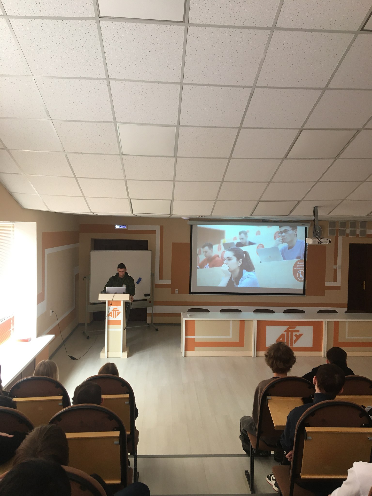 В рамках проекта «Всероссийские детские кинопремьеры», активисты Бессмертного полка России, бойцы ... - 4