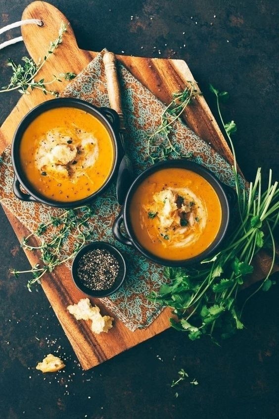 Самая вкусная еда - примитивна. Спелые томаты с пряным луком и морской солью, варёная молодая ...