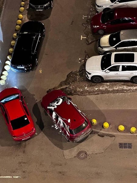В Новой Москве неизвестный человек поливает кефиром автомобили, припаркованные неправильно. Жители ... - 2