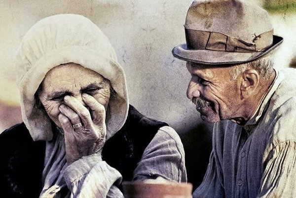 ЗАПОРОШИЛО ГОЛОВЫ РОДИТЕЛЕЙ.ЗапорошИло головы родителей,Заснежило белёсой сединой...И в картах всех ...