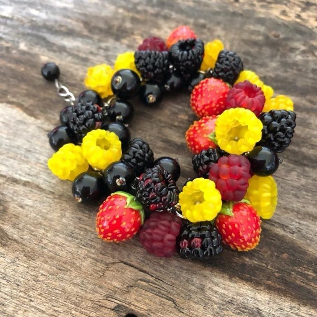 Смородина, малина, гранат, черника, крыжовник, земляника — эти украшения будто собраны на утренней ... - 4